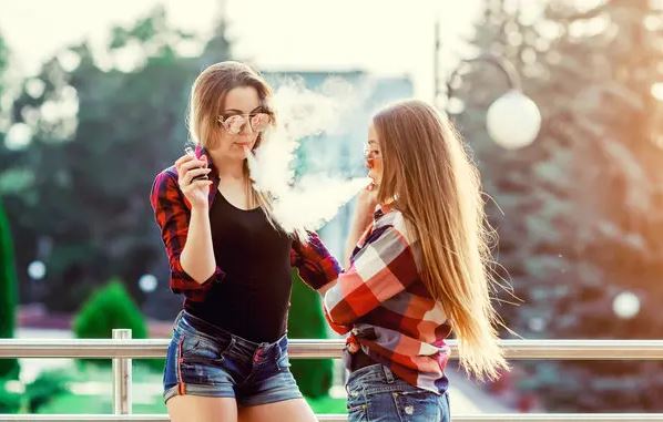 Οι Αιτιες που Οδηγουν τους Νεους Στο Ατμισμα 